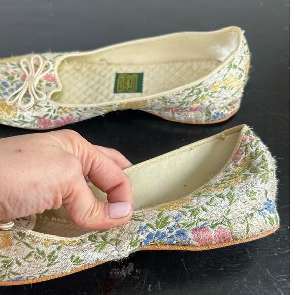 Vtg Daniel Green House Slippers-Brocade gold floral bow- Sz 8 hard bottom - Picture 4 of 8